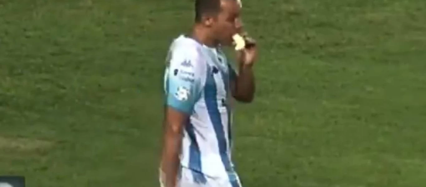 Αργεντινή: Έφαγε μπανάνα και μετά... «καθάρισε» το ντέρμπι! (βίντεο)